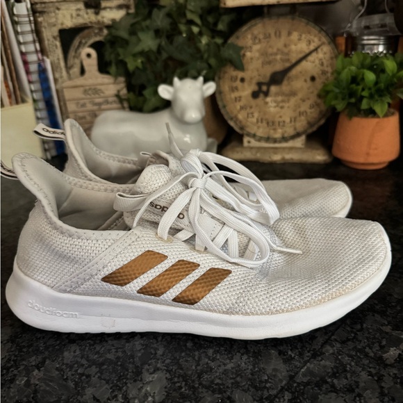 Adidas cloud foam White with Gold - Picture 1 of 8